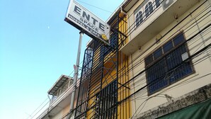Un edificio con un letrero que dice "ENTE SPACE HOSTEL & CAFE".