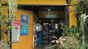Una lavandería autoservicio con un cartel que indica que está abierta las 24 horas.