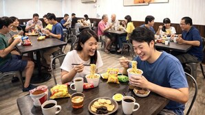 A dining area with tables, chairs, and people eating. - Cloud Haku Cozy Inn (Taitung)