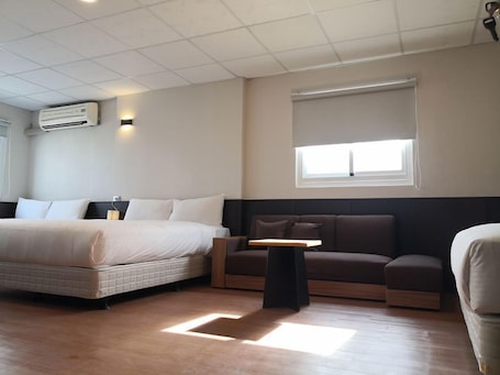 Cortinas blackout, wifi gratis y ropa de cama