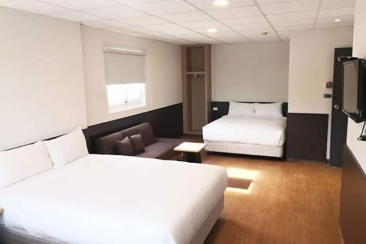 Cortinas opacas, wifi gratis, ropa de cama