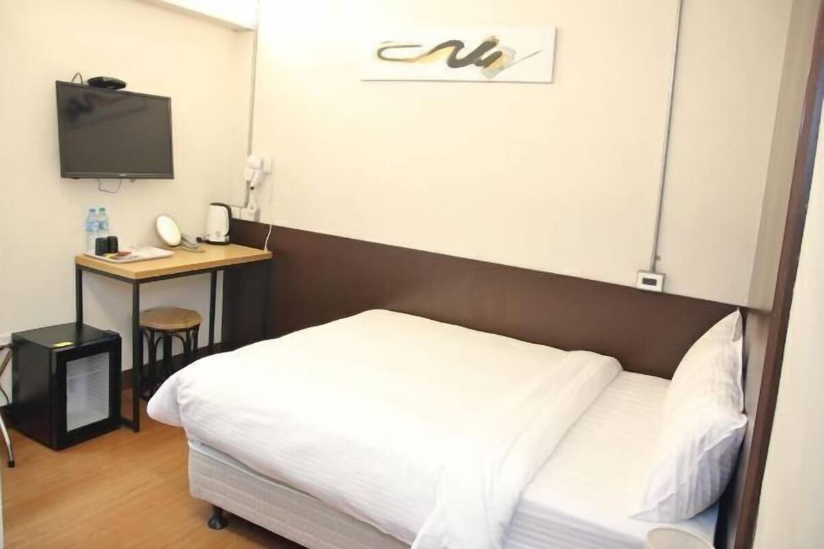 Cortinas opacas, wifi gratis, ropa de cama