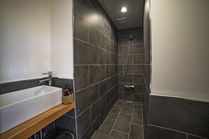 Chuveiro, produtos de toalete grátis, secador de cabelo 