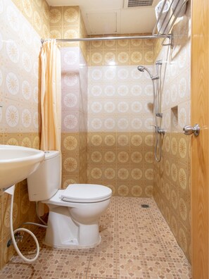 Shower, free toiletries, towels, soap - Capital O 2023 Medan Ville Hotel (Medan)
