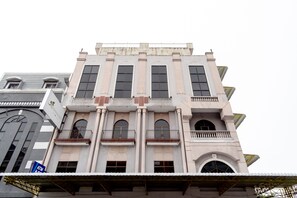 Front of property - Capital O 2023 Medan Ville Hotel (Medan)
