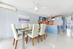 2 Bedroom Apartment | In-room dining - Absolute Beachfront in Surfers Paradise (Surfers Paradise)