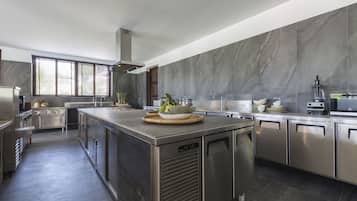 Vila luxo | Cozinha privada | Geladeira grande, micro-ondas, fogão, cooktop