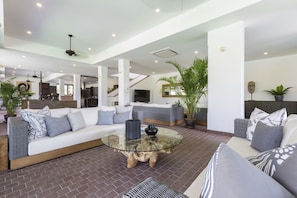 Deluxe Villa | Living room | Flat-screen TV, ping pong