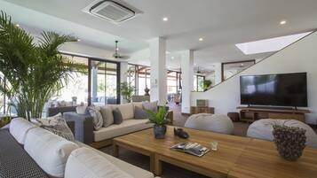 Deluxe-villa | Opholdsområde | Fladskærms-tv, bordtennisbord