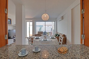 Dining - MONTE GORDO DOWNTOWN by HOMING (Monte Gordo)