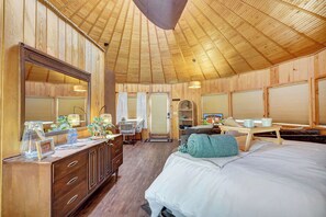 1 bedroom, iron/ironing board, travel cot, WiFi - Whimsical Yurt near Niagara Falls and Buffalo (Tonawanda)