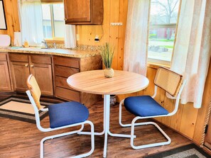 Dining - Whimsical Yurt near Niagara Falls and Buffalo (Tonawanda)