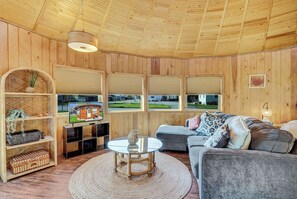 Smart TV - Whimsical Yurt near Niagara Falls and Buffalo (Tonawanda)