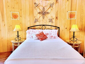 1 bedroom, iron/ironing board, travel cot, WiFi - Whimsical Yurt near Niagara Falls and Buffalo (Tonawanda)