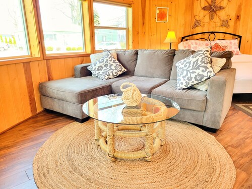 Whimsical Yurt near Niagara Falls and Buffalo