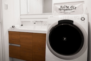 Ferienhaus (Private Vacation Home) | Badezimmer | Badewanne und Dusche (separat), kostenlose Toilettenartikel