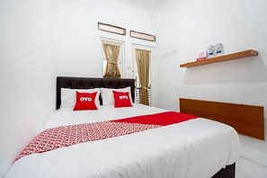 Escritorio, wifi gratis y ropa de cama 