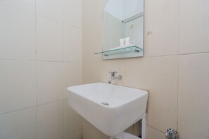 Habitación doble estándar | Baño | Regadera y toallas 