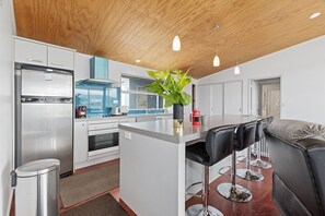 Kylskåp, mikrovågsugn, ugn och diskmaskin