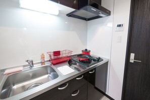 Refrigerador, microondas, parrilla de estufa y utensilios de cocina 