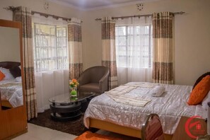 Coffres-forts dans les chambres, bureau, fer et planche à repasser