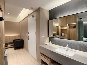 Een douche, gratis toiletartikelen, een haardroger, pantoffels