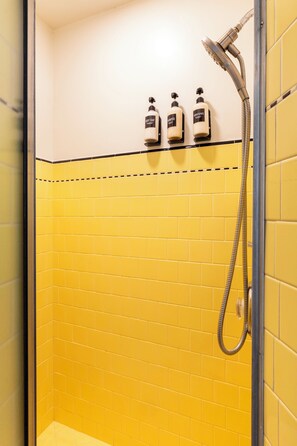 Dusche, Haartrockner, Handtücher, Seife