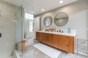 Douche, séchoir à cheveux, serviettes fournies, savon