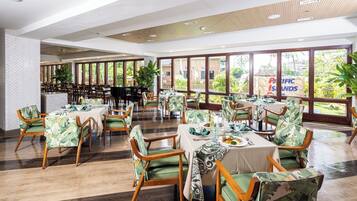 3 restoran, melayani makan malam