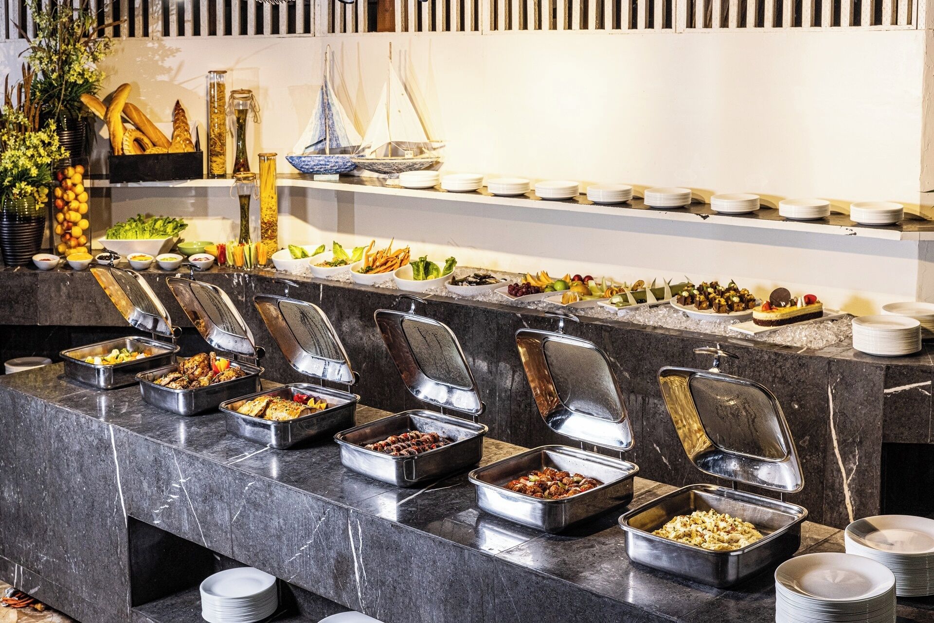 4 restaurants, dinner served, asian cuisine