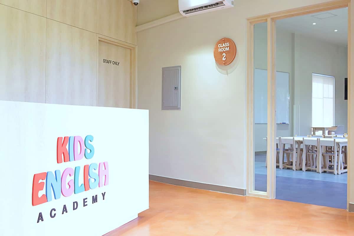 Deluxe Plus, Kids English Academy | Két bảo mật tại phòng, bàn, màn/rèm cản sáng