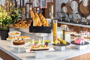 3 restaurantes, se sirve cena 