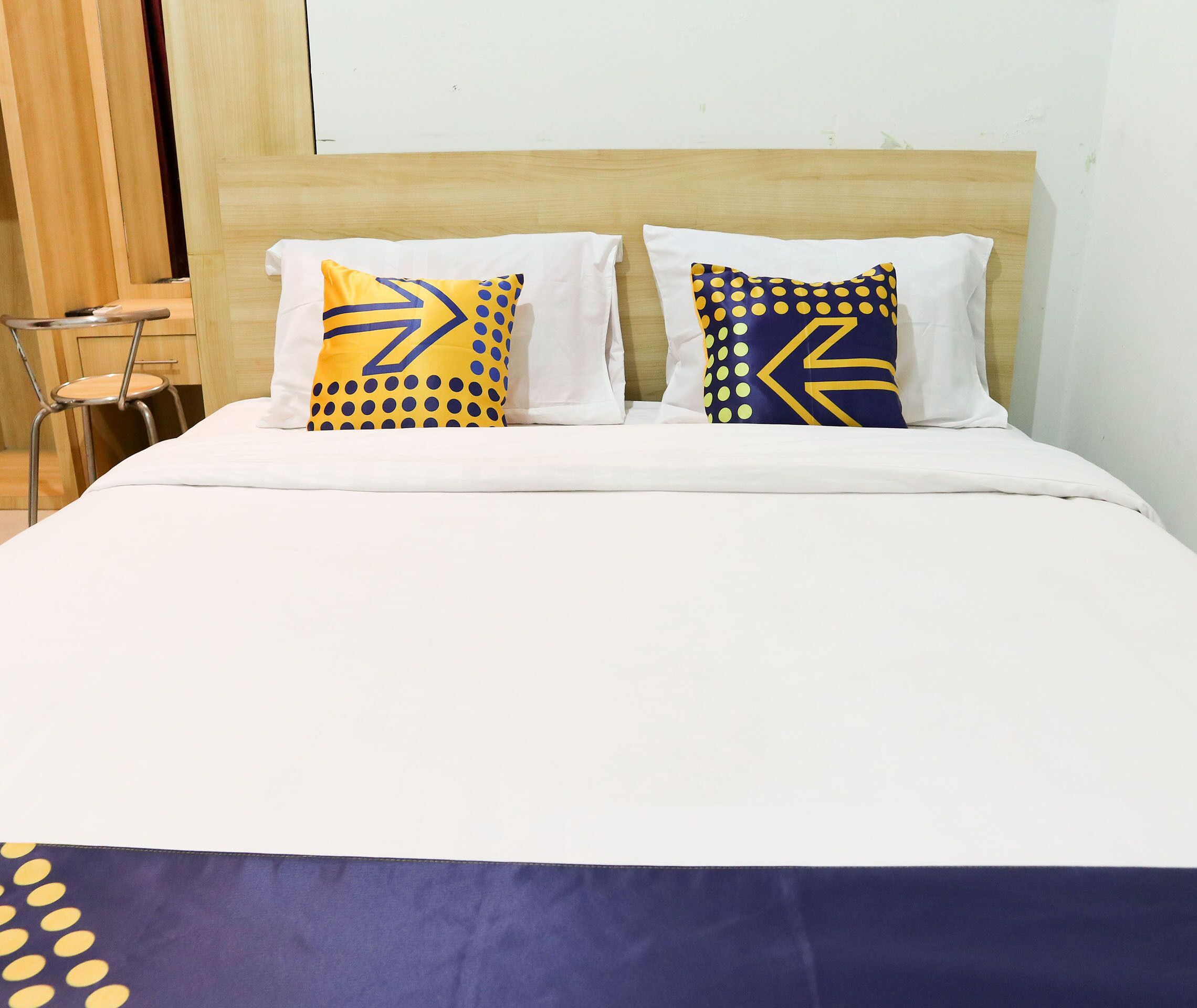 Desk, free WiFi, bed sheets