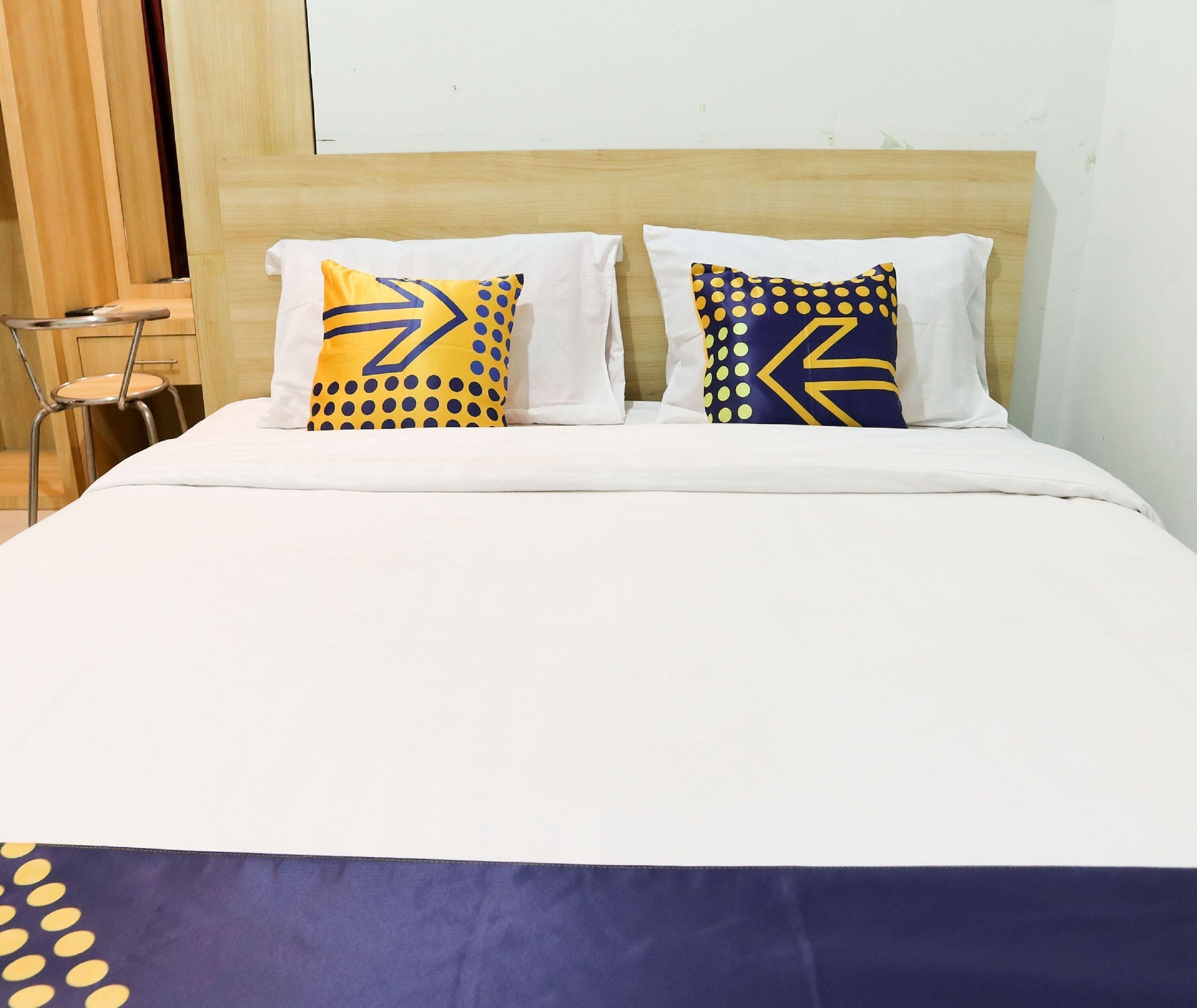 Desk, free WiFi, bed sheets