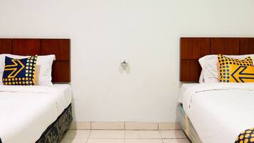 Quarto casal econômico | Escrivaninha, Wi-Fi de cortesia, roupa de cama