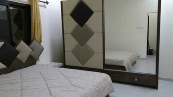 4 bedrooms, iron/ironing board, WiFi, bed sheets