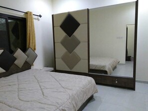 4 habitaciones, tabla de planchar con plancha, wifi y ropa de cama 