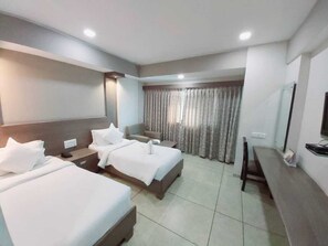 Executive Room | Premium bedding, in-room safe, iron/ironing board, rollaway beds