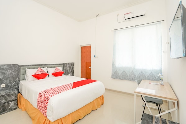 Desk, free WiFi, bed sheets