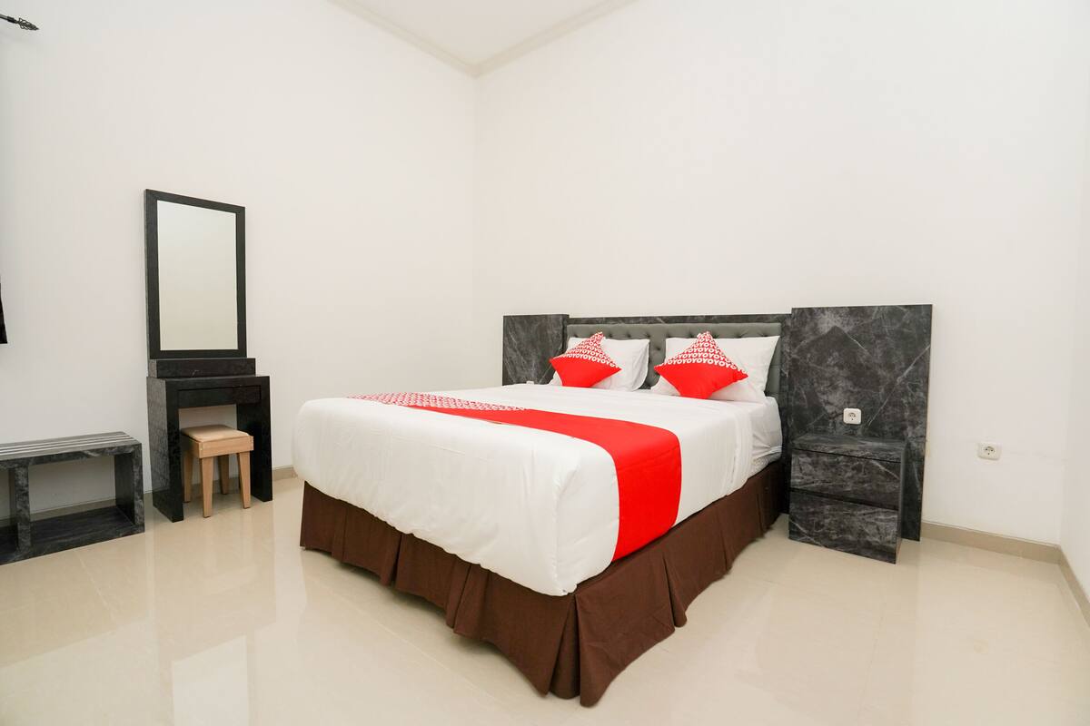 Desk, free WiFi, bed sheets