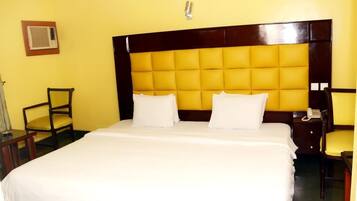 Escritorio, wifi gratis y ropa de cama