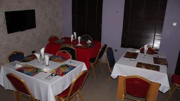 Breakfast, lunch, dinner served; local and international cuisine