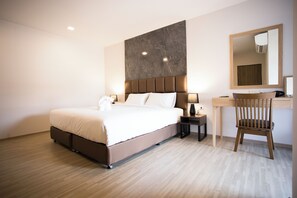 Presidential Suite Room | In-room safe, desk, blackout drapes, free WiFi