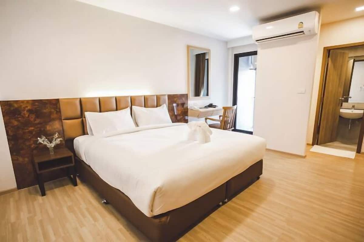 In-room safe, desk, blackout curtains, free WiFi