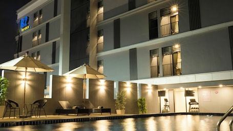 Outdoor pool. B2 Amata Nakorn Premier Hotel