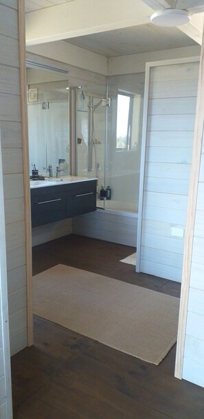 Ensemble baignoire-douche, serviettes fournies, papier de toilette