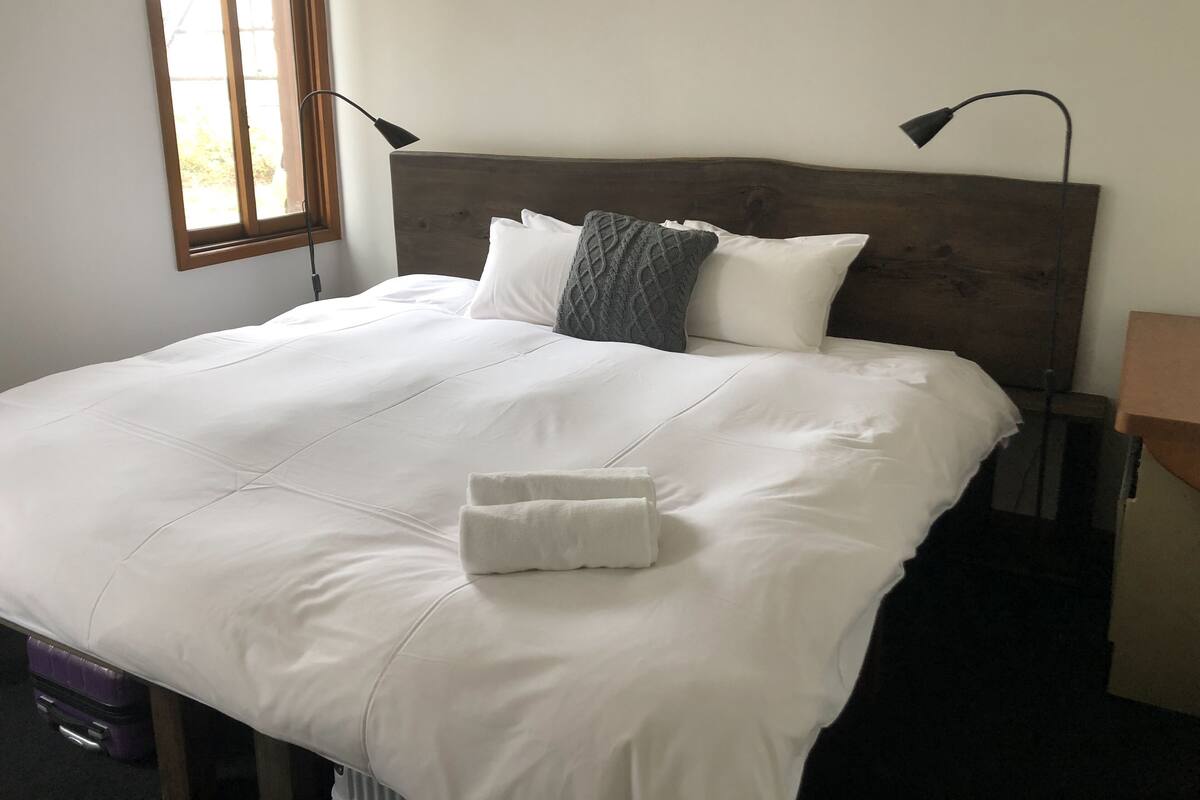 Twin/Double Room with en-suite Room 1 | Free WiFi