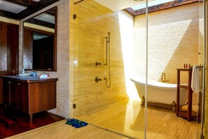Vila premium, 2 quartos, piscina particular, vista para o mar | Banheiro | Chuveiro, chuveiro com efeito de chuva, produtos de toalete de grife 