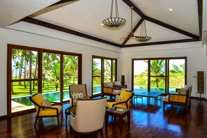 Villa Premium, 2 habitaciones, piscina privada, vistas al mar | Sala de estar | Televisión LED de 32 pulgadas con canales por satélite, una televisión