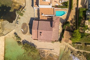 Terraço com piscina, área de estar e vista para a paisagem ao redor.